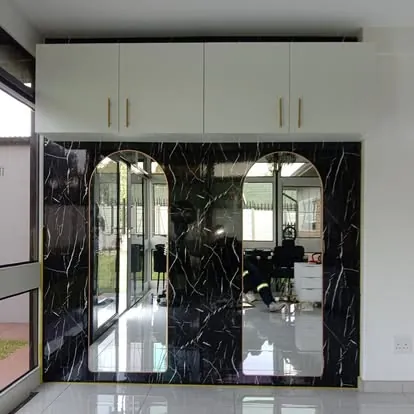 Arched mirror display unit