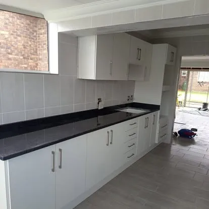 Kitchens project: kitchen white black top