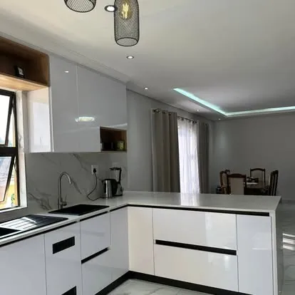 White gloss L-shaped kitchen