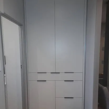 Wardrobes project: wardrobe grey handle